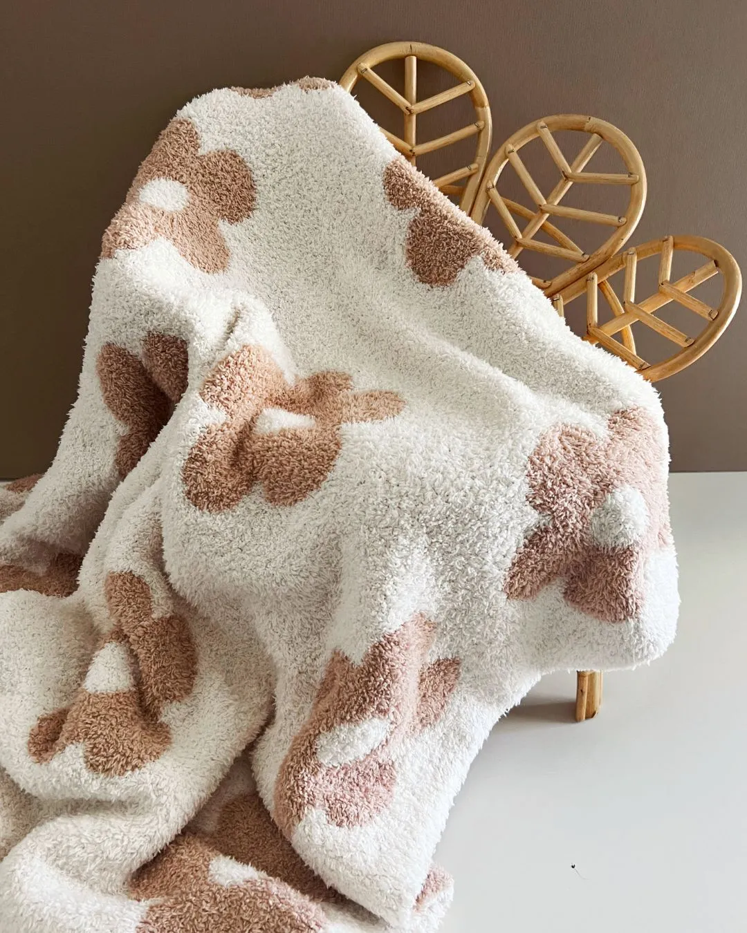 Daisy Fuzzy Blanket | Latte