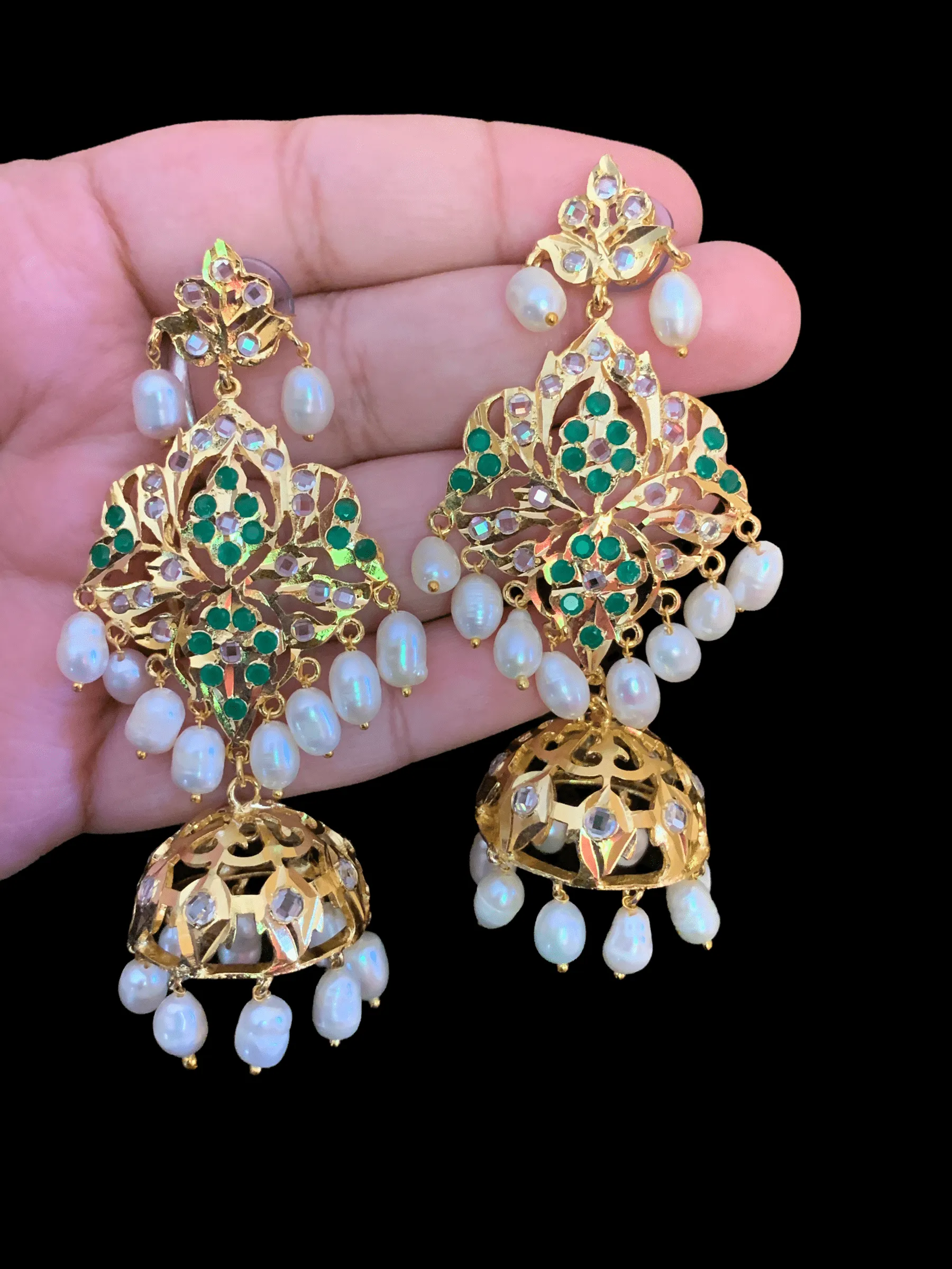 DER93 Lina earrings in fresh water pearls - green (SHIPS IN 4 WEEKS)