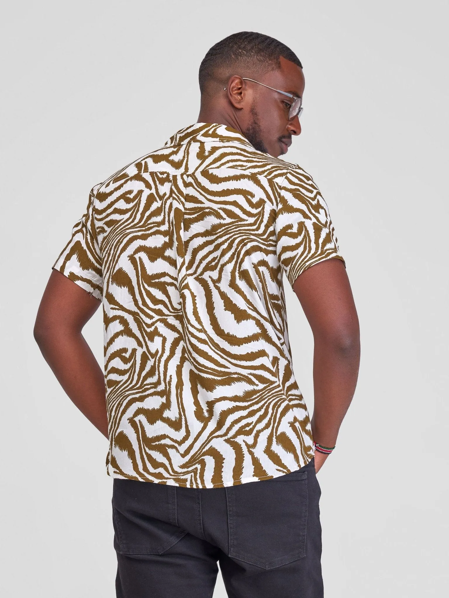 Zetu Men's Short Sleeved Hawaiian Button Down Shirt - Brown / White